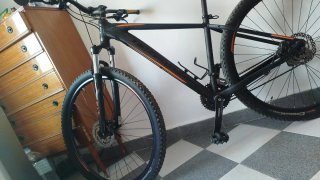 Bicicleta de Montaña Negra y Naranja marca ORBEA
