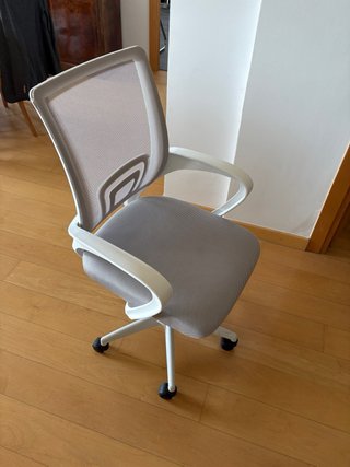 Silla de oficina ergonómica gris y blanca