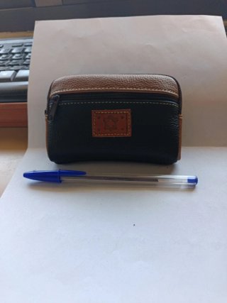 Monedero de piel negro y marrón.