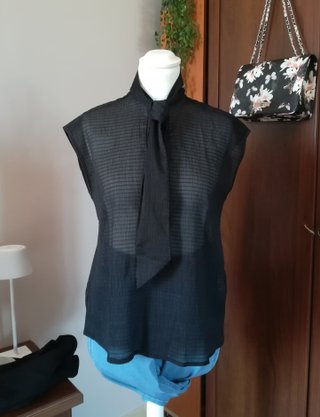 Blusa Camomilla nera con fiocco
