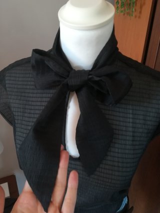 Blusa Camomilla nera con fiocco