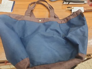 Mochila azul y marrón