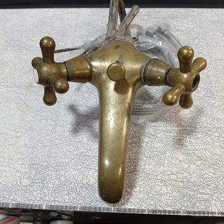 Grifo antiguo de latón para reparar