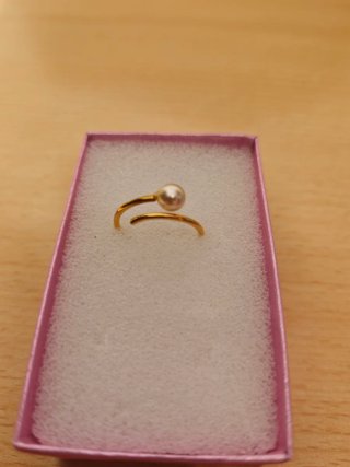 Anillo acero dorado con perla ajustable
