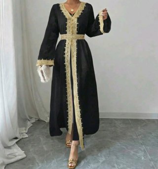 Vestido Largo Negro con Detalles Dorados