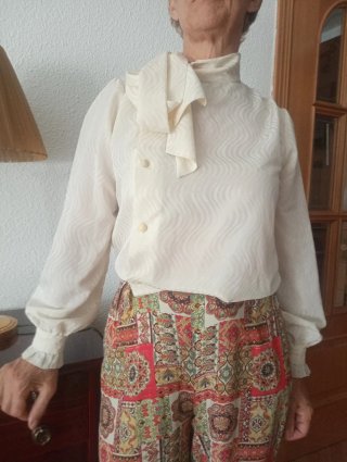 Blusa crema con lazada y botones