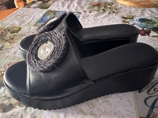Sandalias de cuña negras con adornos