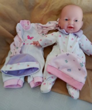 Muñeca bebé de trapo con ropa
