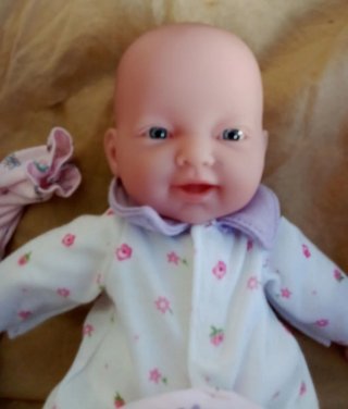 Muñeca bebé de trapo con ropa