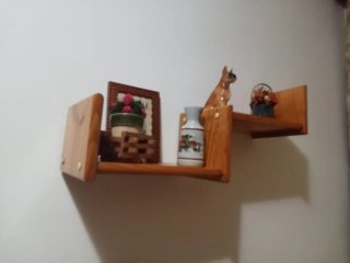 Estantería de madera flotante