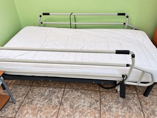 Cama geriátrica articulada con barandillas