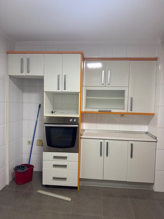 Cocina completa con muebles blancos