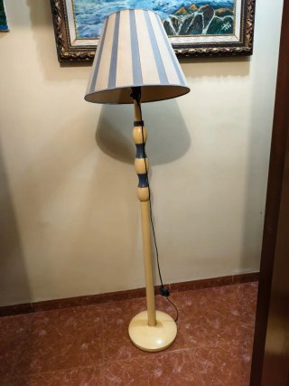 Lámpara de pie con pantalla a rayas