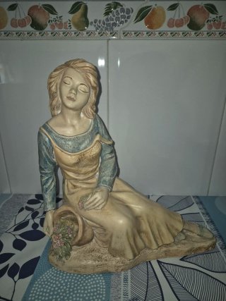 Figura de escayola mujer sentada.