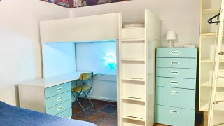 Cama alta con escritorio Ikea