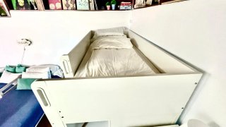 Cama alta con escritorio Ikea