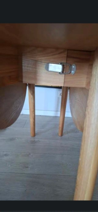 Mesa redonda de madera