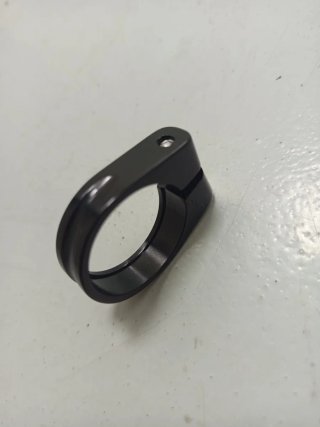 Abrazadera de Tija 31.8mm Negra