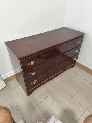 Cómoda de madera con cajones