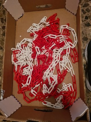Cadenas de plástico rojas y blancas