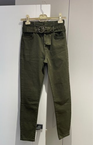 Pantalón Bershka Verde Caqui con Cinturón