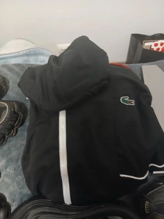 Chaqueta con capucha Lacoste negra