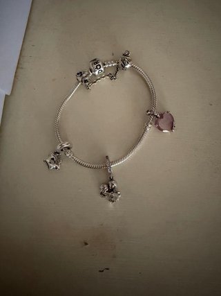 Pulsera Pandora Moments con charms Nuevo
