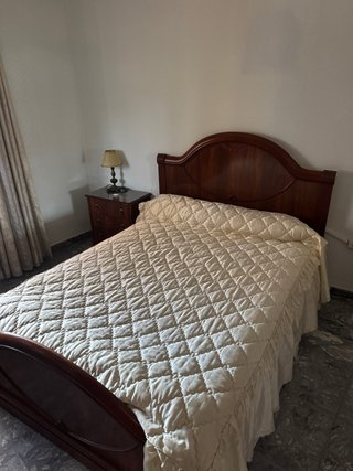 Dormitorio con Cama y Mesita de Noche
