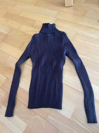 Camiseta de cuello alto azul manga larga