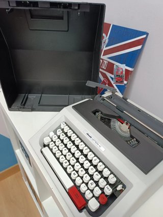 Máquina de escribir Olivetti Lettera 42