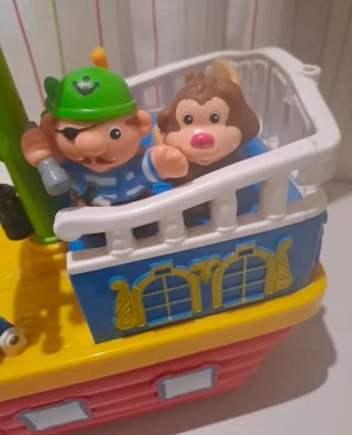 Barco de Juguete con Figuras