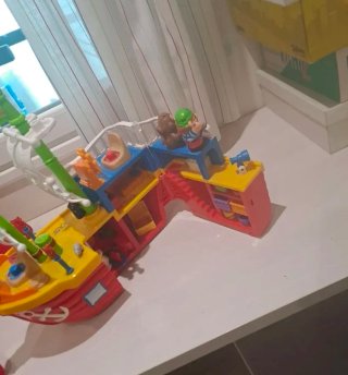 Barco de Juguete con Figuras