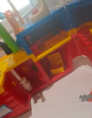 Barco de Juguete con Figuras