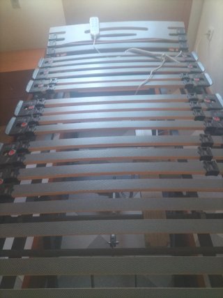 Cama articulada de madera y metal