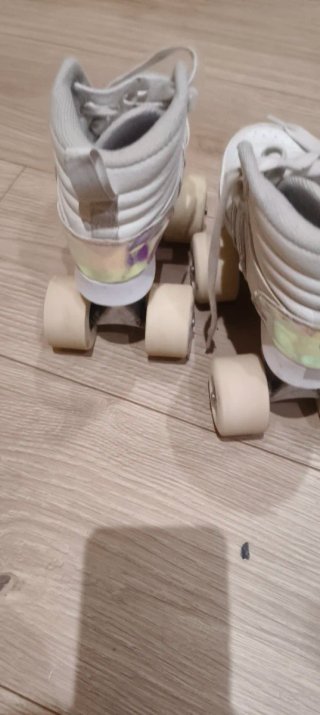 Patines de cuatro ruedas blancos