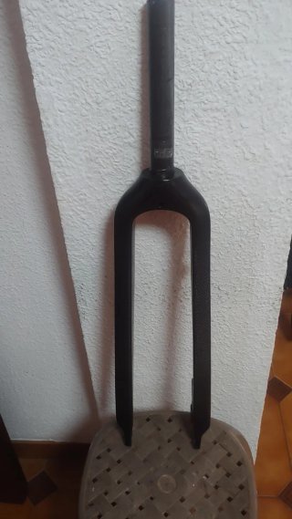 Horquilla de carbono para frenos de disco