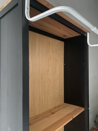 Estantería de madera y metal. Tiene seis baldas .