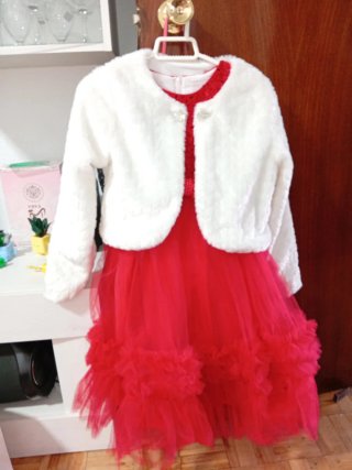 Vestido de Fiesta Rojo con Lazo y Capa