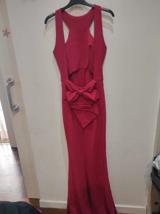 Vestido de fiesta fucsia con lazo