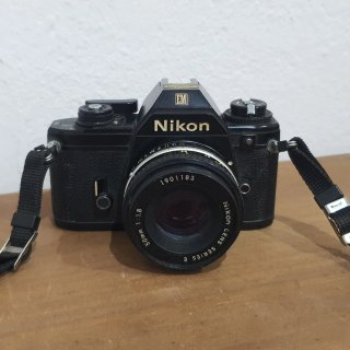 Cámara Réflex Analógica Nikon EM + Accesorios