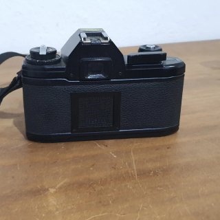 Cámara Réflex Analógica Nikon EM + Accesorios