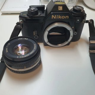 Cámara Réflex Analógica Nikon EM + Accesorios