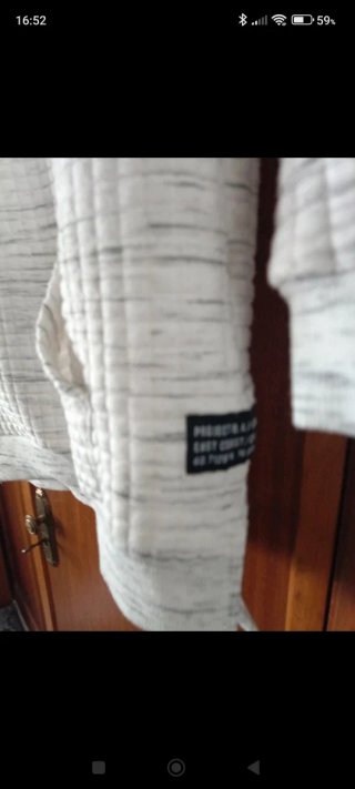 Sudadera gris y blanca con capucha
