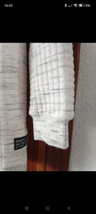 Sudadera gris y blanca con capucha