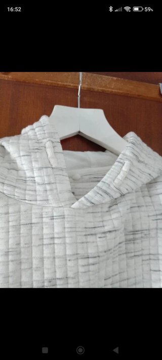 Sudadera gris y blanca con capucha