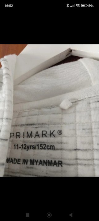 Sudadera gris y blanca con capucha