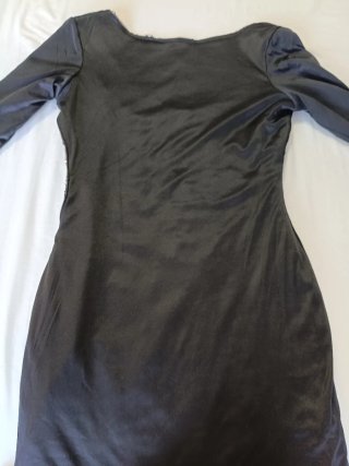 Vestido de lentejuelas negro y plateado