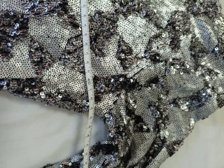 Vestido de lentejuelas negro y plateado