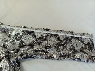 Vestido de lentejuelas negro y plateado