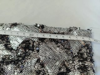 Vestido de lentejuelas negro y plateado